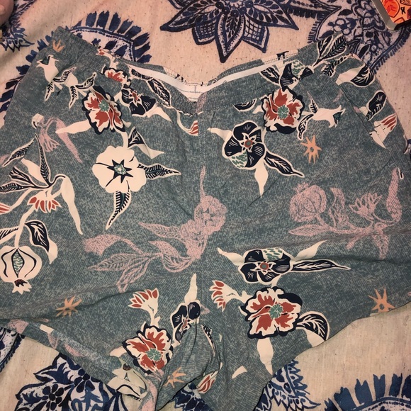 Patagonia Pants - RARE Patagonia Baggies (5”) Birds and Flowers
